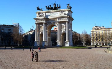 Porta Sempione 'de Barış Kemeri, Sempione Kapısı, 19. yüzyıl kemeri antik şehir kapıları yerine inşa edildi, Milan, İtalya - 26 Aralık, 2014