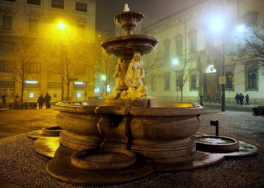 Fontana del Piermarini, 18. yüzyıl neoklasik çeşmesi, 1782 'de açıldı, pembe granitten inşa edildi, mermer heykeller ile süslendi, Milan, İtalya - 26 Aralık 2014