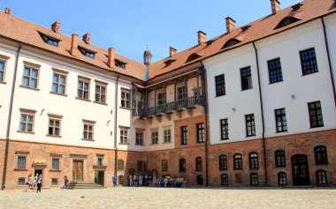 Mir Castle, 16. yüzyılda Brick Gotik tarzı, iç avlusu, Mir, Hrodna Bölgesi, Belarus - 1 Temmuz 2012