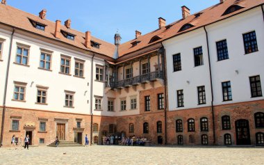 Mir Castle, 16. yüzyılda Brick Gotik tarzı, iç avlusu, Mir, Hrodna Bölgesi, Belarus - 1 Temmuz 2012
