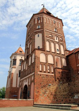 Mir Kalesi 'nin ön kapı kulesi, 16. yüzyılda Brick Gotik tarzında dikilmiş, Mir, Hrodna Bölgesi, Belarus - 1 Temmuz 2012
