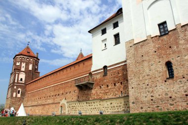 Mir Castle, 16. yüzyılda Tuğla Gotik tarzı, güney duvarı dış görünüşü, yakın plan, Mir, Hrodna Bölgesi, Belarus - 1 Temmuz 2012