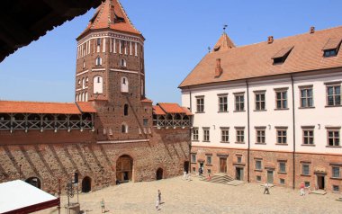 Mir Castle, 16. yüzyılda Tuğla Gotik tarzı, iç avlu, kapı kulesi ve kuzey kanadı Mir, Hrodna Bölgesi, Belarus - 1 Temmuz 2012