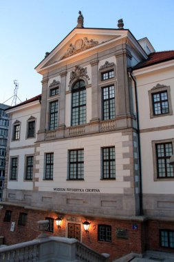 Ostrogski Sarayı ya da Ostrogski Şatosu, 17. yüzyıl, şu anda Fryderyk Chopin Cemiyeti ve Müzesi 'ne ev sahipliği yapmaktadır.