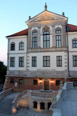Ostrogski Sarayı ya da Ostrogski Şatosu, 17. yüzyıl, şu anda Fryderyk Chopin Cemiyeti ve Müzesi 'ne ev sahipliği yapmaktadır.