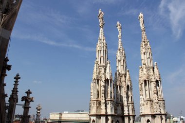 Katedral, Milan, İtalya 'nın taş oymalı heykel ve kuleleri - 17 Eylül 2012