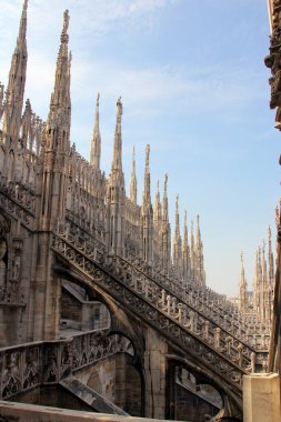 Katedral, Milan, İtalya 'nın taş oymalı heykel ve kuleleri - 17 Eylül 2012