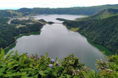 Sete Cidades, Güney Noktasından manzara, Vista do Rei, Kuzey yönünde, Yeşil Göl, Lagoa Verde, önde, Sao Miguel Adası, Azores, Portekiz - 1 Ağustos 2022