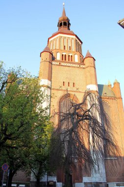 St. Mary Kilisesi 'nin çan kulesi ve ön cephesi, Marienkirche, batan güneşin ışığı, Stralsund, Almanya - 2 Mayıs 2012