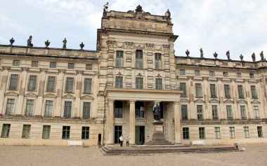 Mecklenburg-Schwerin Dükalığı, 18. yüzyılda barok ve neoklasik tarzda inşa edilmiş, ana cephe kapanışı, Ludwigslust, Almanya - 3 Mayıs 2012