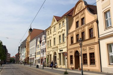 Şehrin tarihi kısmında, Altmarkt Meydanı 'nın kuzey tarafında Cottbus, Brandenburg, Almanya - 5 Mayıs 2012