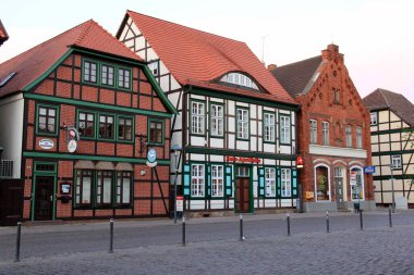 Tarihi kasaba merkezi Grabow, Almanya 'daki Market Caddesi' ndeki tipik yarı keresteli yerleşim ve ticari binalar - 1 Mayıs 2012