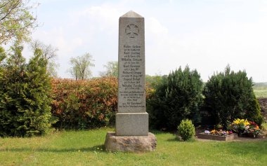 1. Dünya Savaşı 'nda ölen Alman askerlerine adanmış anıt dikilitaş, Almanya' nın Frankfurt kenti yakınlarındaki Brandenburg kırsalında 4 Mayıs 2012