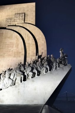Keşifçiler Anıtı, heykeller ve mimari ayrıntılar, gece aydınlatılmış kenar görüş, Belem, Lizbon, Portekiz - 18 Eylül 2021