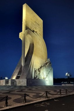 Keşifçiler Anıtı, Çapraz Kılıç tarafı, İmparatorluk Meydanı 'ndan gece aydınlatmasıyla, Belem, Lizbon, Portekiz - 14 Mayıs 2024