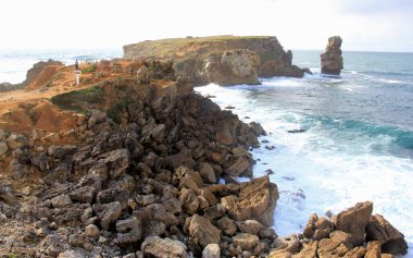 Papoa Adası 'nın doğu yakasında, Peniche, Portekiz yakınlarındaki sahil kayalıkları ve sörf dalgaları - 13 Mayıs 2024