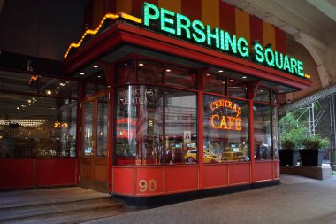 Grand Central Terminali 'nin karşısındaki Doğu 42. Cadde' deki Park Avenue Viaduct 'un altındaki Pershing Square Cafe' nin giriş köşesi, New York, New York, ABD - 8 Haziran 2024