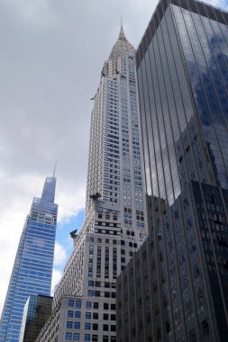 Chrysler Binası, ön cephenin üst kısmı, diğer gökdelenlerle çevrili, Doğu 42. Cadde, New York, New York, ABD - 8 Haziran 2024