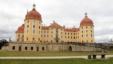 Moritzburg Şatosu, 18. yüzyıl Barok mimari abidesi, Moritzburg 'un güneyinden, Dresden yakınlarından, Saksonya, Almanya - 4 Temmuz 2024