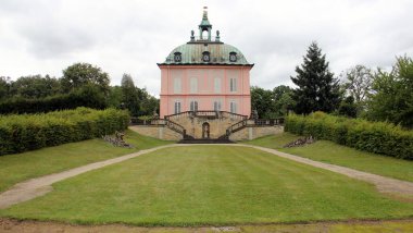 Küçük Sülün Kalesi, 18. yüzyıl Barok mimari anıtı, güneydeki çimlerin yan görünüşü, Moritzburg, Saksonya, Almanya - 4 Temmuz 2024