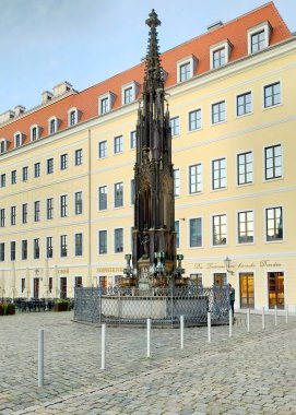 Cholerabrunnen, 19. yüzyıl anısına Taschenberg Sarayı yakınlarındaki Sophienstrasse 'de bulunan neo-gotik su çeşmesi, günbatımında, Dresden, Almanya - 6 Temmuz 2024