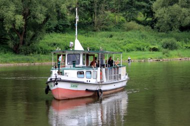 Lena feribotu Çek Cumhuriyeti sınırı yakınlarındaki Schmilka Elbe Nehri 'nden geçiyor. Bad Schandau-Schmilka, Almanya - 5 Temmuz 2024