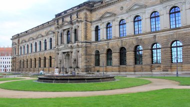 Semper Galerisi, Neoklasik tarzda bina, Theaterplatz cephesi, Zwinger 'ın kuzey cephesi, 1847-1854 yılları arasında inşa edilmiş, günbatımında, Dresden, Almanya - 6 Temmuz 2024