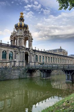 Dresden, Almanya - 6 Temmuz 2024: Hendeğin üzerindeki Zwinger, Kronentor ve ahşap köprünün Crown Gate 'i gün batımında