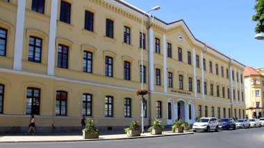 Ortaokul, klasik bina Benes Meydanı, Teplice, Çek Cumhuriyeti - 8 Temmuz 2024