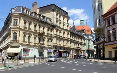 Mimari yapılar, 19. yüzyılın sonları ve 20. yüzyılın başları modern stillerde, Masarykova Trida 1 'in tarihi merkezinde, Teplice, Çek Cumhuriyeti - 8 Temmuz 2024