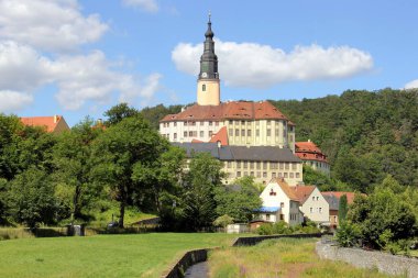 Schloss Weesenstein, Rönesans ve Barok mimari anıtı, Muglitz nehir vadisinde, ön planda, Weesenstein, Saksonya, Almanya - 8 Temmuz 2024