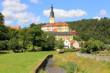 Schloss Weesenstein, Rönesans ve Barok mimari anıtı, Muglitz nehir vadisinde, ön planda, Weesenstein, Saksonya, Almanya - 8 Temmuz 2024