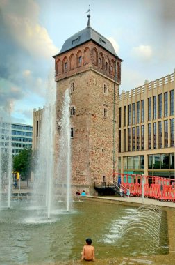 Kızıl Kule, Roter Turm, kentin tarihi ve en eski korunmuş binası, 12. yüzyıl kırmızı tuğla kulesi, Chemnitz, Almanya - 7 Ağustos 2024