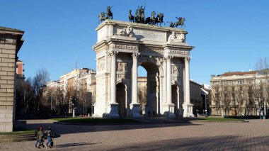 Porta Sempione 'de Barış Kemeri, Sempione Kapısı, Antik şehir kapıları yerine 19. yüzyıl anıtı kemeri, Milano, İtalya - 26 Aralık 2014