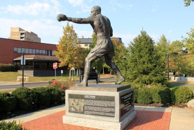 Larry Holmes Heykeli memleketinde, ünlü profesyonel boksör, dünya ağır sıklet şampiyonu, 2015 yılında Scott Park, Easton, PA, ABD - 13 Ekim 2024