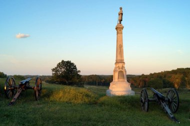 Gettysburg Ulusal Askeri Parkı 'nın bir parçası olan 1863 tarihli Amerikan İç Savaşı savaş alanında topçu bataryası, günbatımında, Gettysburg, PA, ABD - 6 Eylül 2015