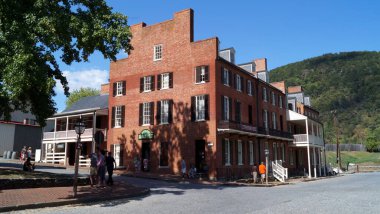 High Street ve Shenandoah Caddesi köşesindeki tarihi evler, Harper Ferry, WV, ABD - 6 Eylül 2015