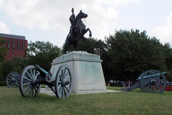 Andrew Jackson 'ın binicilik heykeli, Clark Mills tarafından 1853 yılında, Lafayette Meydanı' nın merkezinde, Washington, DC, ABD - 5 Eylül 2015