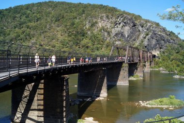 Shenandoah ve Potomac nehirlerinin kesiştiği noktada eski Winchester ve Potomac Demiryolu 'nun çelik köprüsü, Harper Ferry, WV, ABD - 5 Eylül 2015