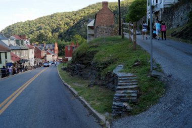 High Street ve Church Street 'in çatalındaki tepedeki eski evler, Harper Ferry, WV, ABD - 5 Eylül 2015