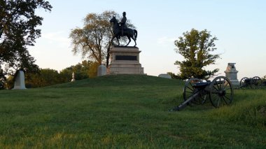 Günbatımında Gettysburg Ulusal Askeri Parkı 'nın bir parçası olan 1863 tarihli Amerikan İç Savaşı savaş alanında topçu bataryası ve anıtlar, Gettysburg, PA, ABD - 6 Eylül 2015