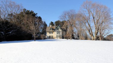 Linwood House, 19. yüzyıl Norman Rockwell Müzesi 'ndeki kır evi, önü karla kaplı çimlerle kaplı kış manzaralı Stockbridge, MA, ABD - 14 Şubat 2016