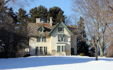 Linwood House, 19. yüzyıl Norman Rockwell Müzesi 'ndeki kır evi, önü karla kaplı çimlerle kaplı kış manzaralı Stockbridge, MA, ABD - 14 Şubat 2016