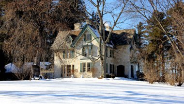 Linwood House, 19. yüzyıl Norman Rockwell Müzesi 'ndeki kır evi, önü karla kaplı çimlerle kaplı kış manzaralı Stockbridge, MA, ABD - 14 Şubat 2016