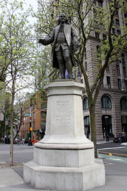 Benjamin Franklin 'in heykeli, Ernst Plassman tarafından 1872' de, Aşağı Manhattan 'da, Park Row ve Brooklyn Köprüsü' nün kesişiminde, New York, New York, New York, ABD - 11 Mayıs 2020