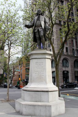 Benjamin Franklin 'in heykeli, Ernst Plassman tarafından 1872' de, Aşağı Manhattan 'da, Park Row ve Brooklyn Köprüsü' nün kesişiminde, New York, New York, New York, ABD - 11 Mayıs 2020