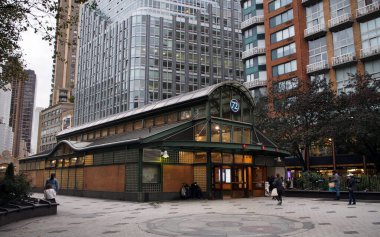 72. Cadde Metro İstasyonu, giriş pavyonu, erken akşam manzarası, New York, New York, ABD - 19 Ekim 2020