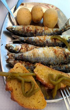 Izgara sardalya teneke tabakta servis edilir, Nazare, Portekiz - 11 Ağustos 2016