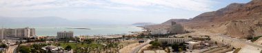 Ölü Deniz tatil beldeleri ve gündoğumundaki uçurumların panoramik manzarası, Ein Bokek, İsrail - 11 Ekim 2016
