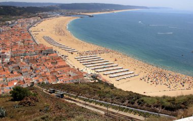 Deniz kenarı kasabasının füniküleri ve Suberco Overlook, Nazare, Portekiz 'den ünlü plajla görüntüle - 11 Ağustos 2016